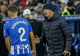 García Plaza habla con Gorosabel durante el encuentro.