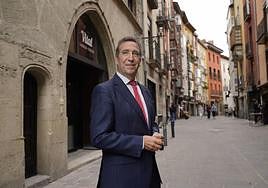 Jon Urresti frente a la Casa del Cordón.