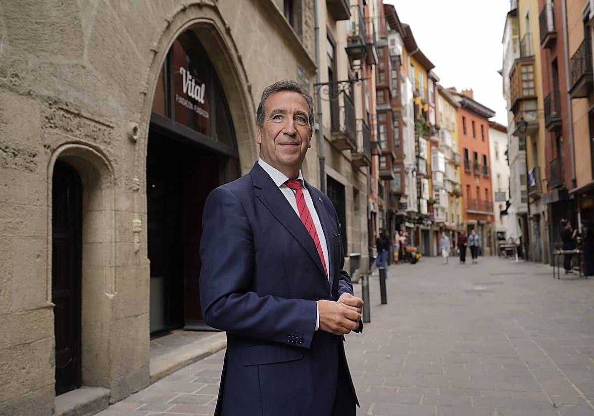 Jon Urresti frente a la Casa del Cordón.
