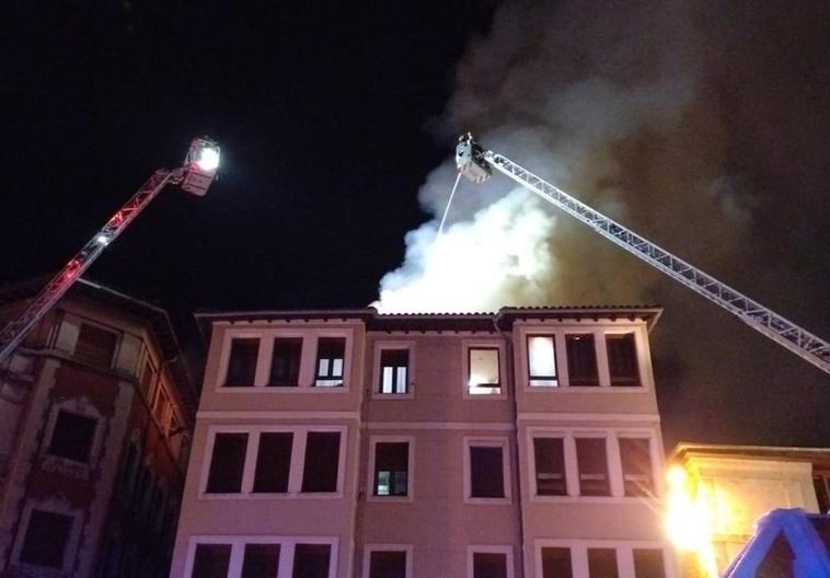 Los bomberos tuvieron que utilizar largas escalas para atacar el fuego desde arriba.