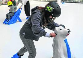 La chavalería tiene diversión asegurada desde hoy con la apertura de la pista de hielo.