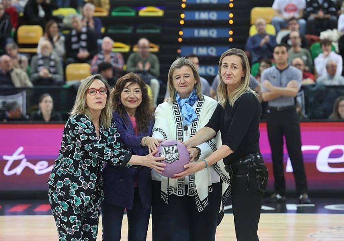 La presidenta del Bilbao Basket, la concejala Erroteta, la diputada Laespada y la representante de Berriztu, tras leer el comunicado.