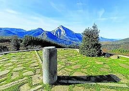 El monolito que marca la 'muga' entre las tres provincias.