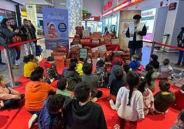 Los niños reciben regalos del Olentzero en Bilbondo.