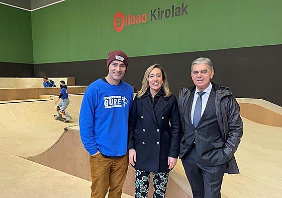 Gonzalo Irrigolas, gerente de Gure Txoko Skate Eskola; Itxaso Erroteta, concejala de Juventud y Deporte del Ayuntamiento de Bilbao; y Marcos Muro, director general de Bilbao Kirolak.