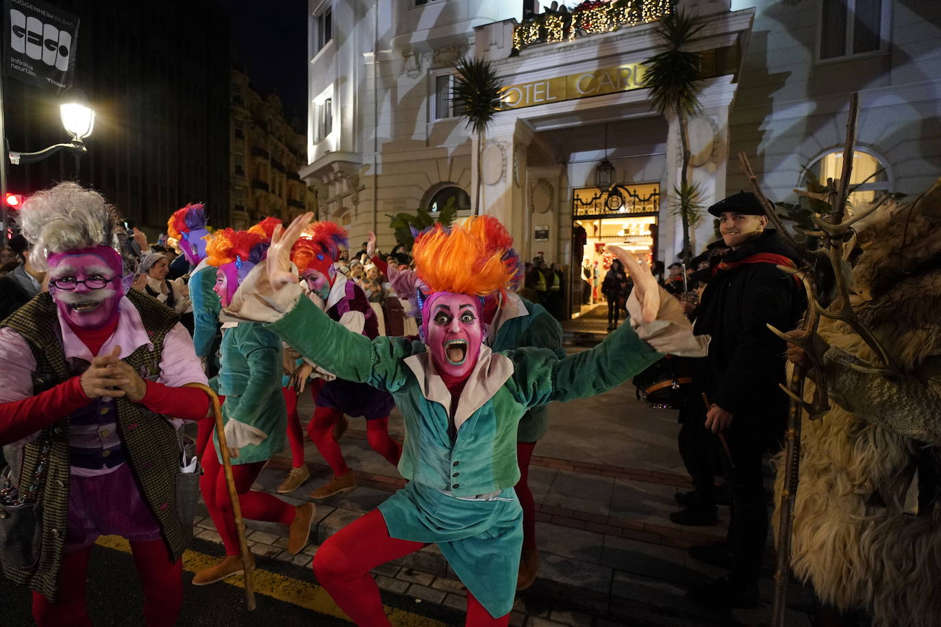 El desfile de Olentzero y Mari Domingi, en imágenes