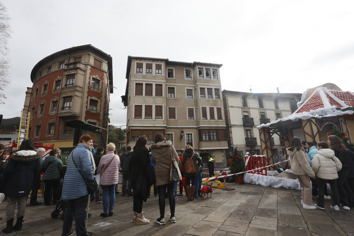 Un virulento incendio obliga a desalojar un bloque de madera en Balmaseda