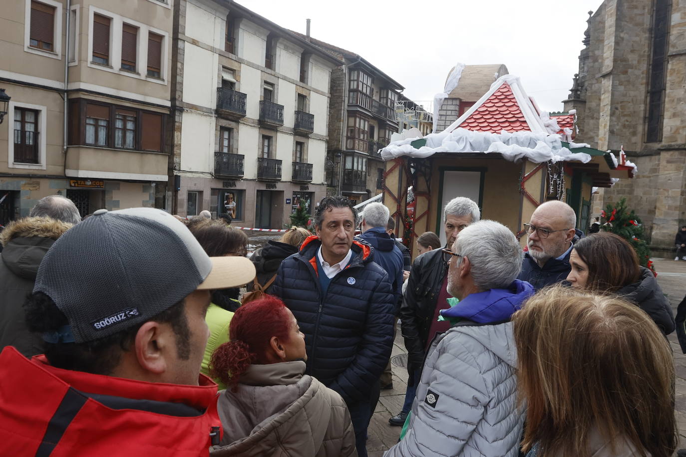 Un virulento incendio obliga a desalojar un bloque de madera en Balmaseda