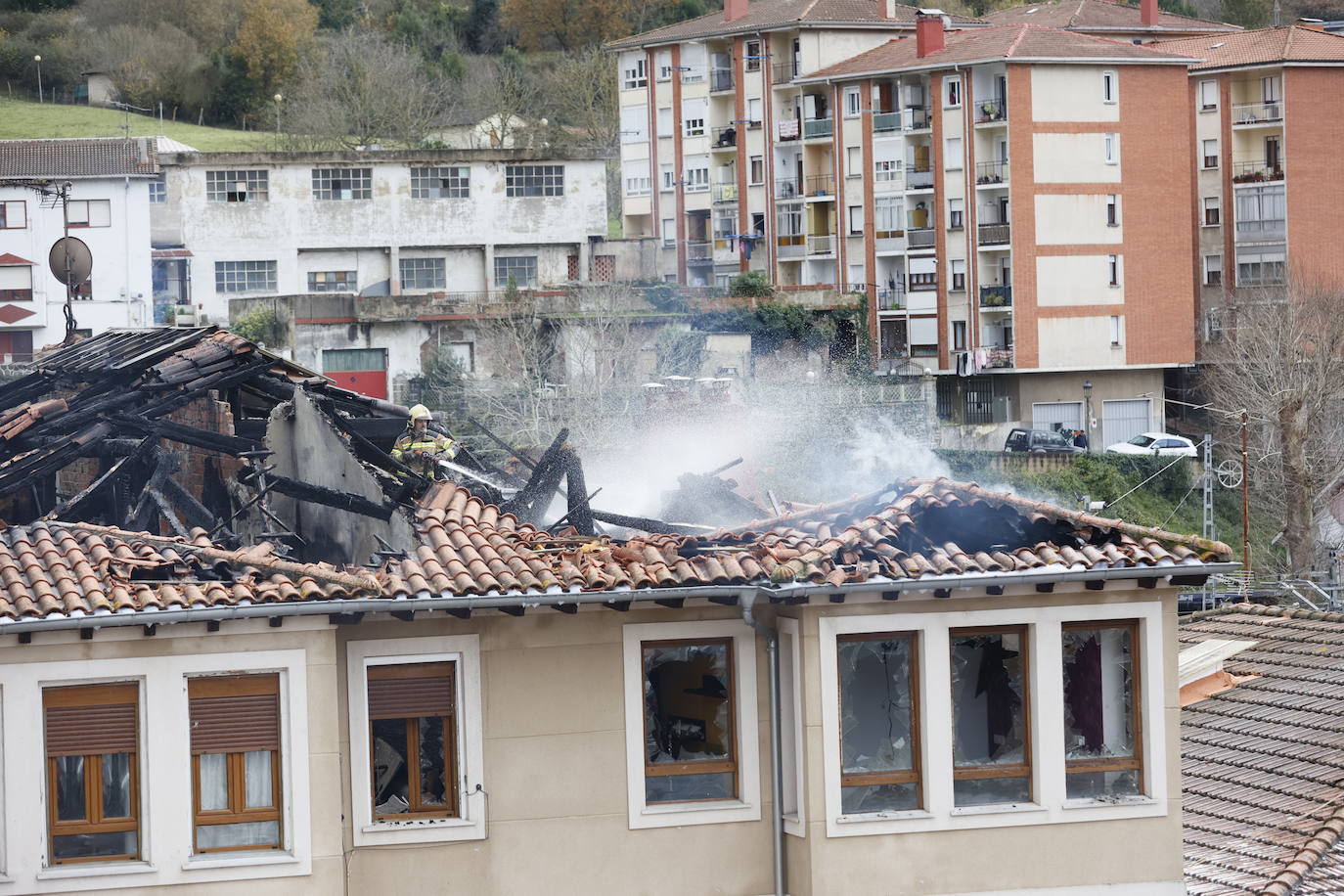 Un virulento incendio obliga a desalojar un bloque de madera en Balmaseda