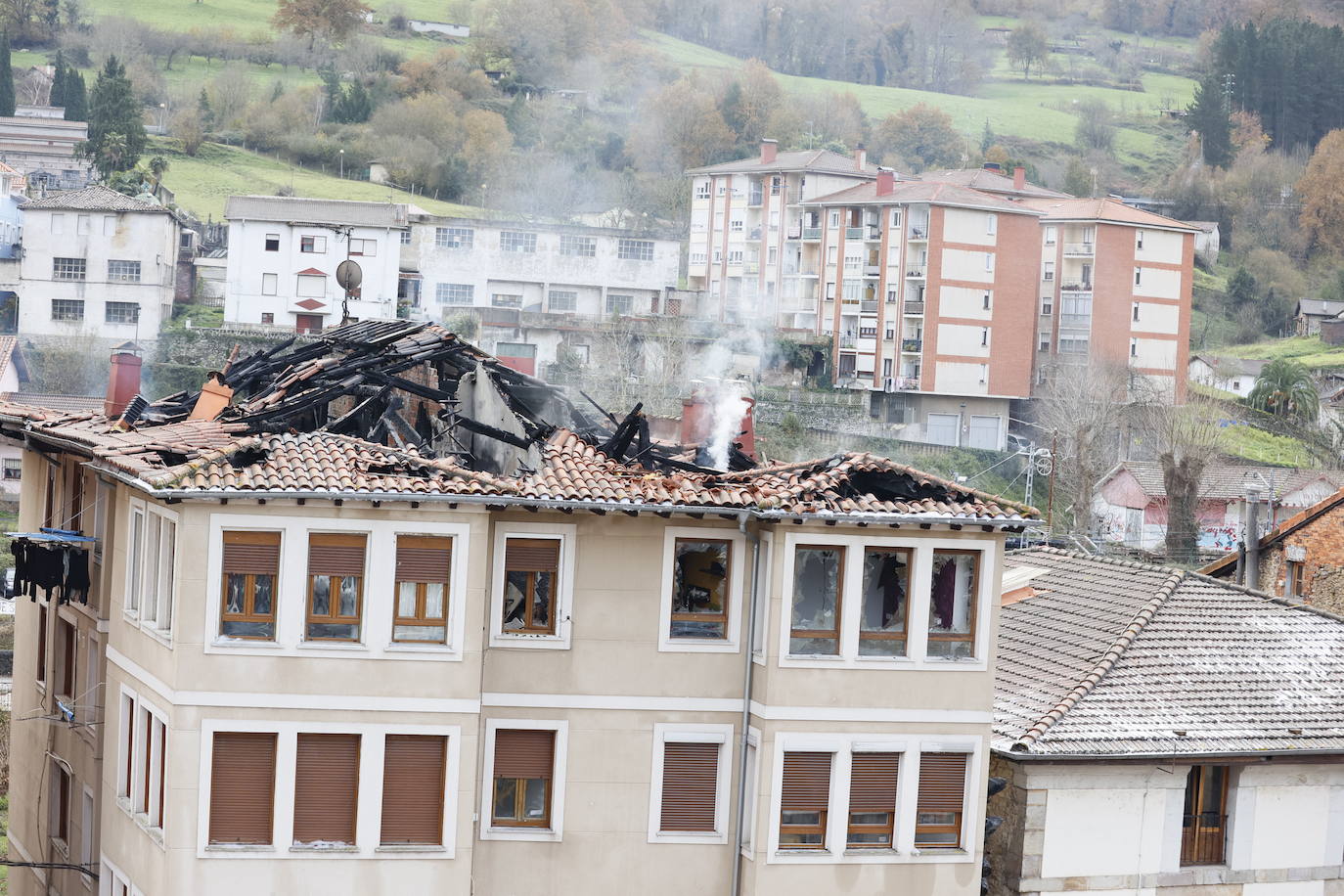 Un virulento incendio obliga a desalojar un bloque de madera en Balmaseda