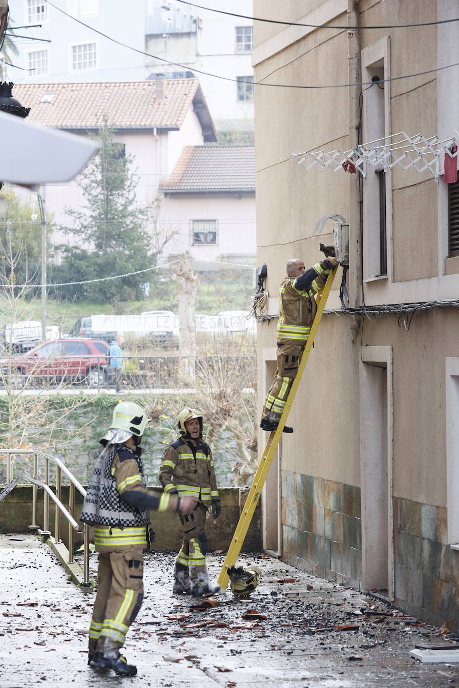 Un virulento incendio obliga a desalojar un bloque de madera en Balmaseda