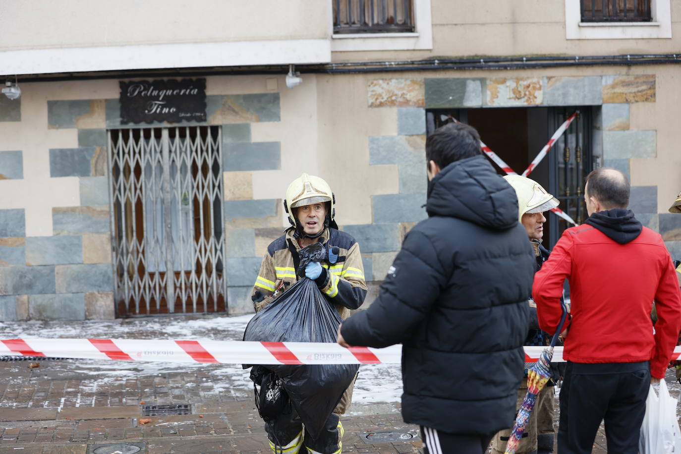 Un virulento incendio obliga a desalojar un bloque de madera en Balmaseda