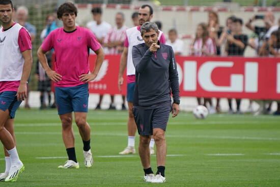 Ernesto Valverde da instrucciones a sus jugadores durante un entrenamiento en Lezama.