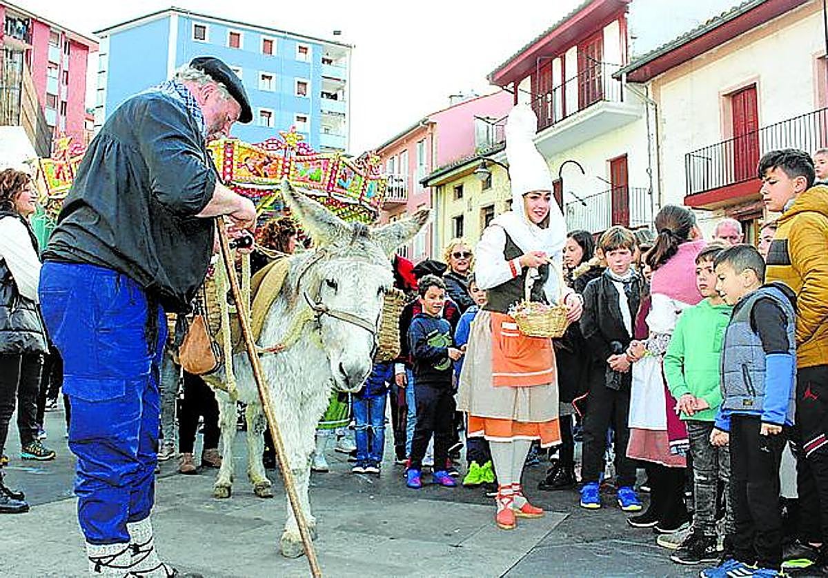 Olentzero y Mari Domingi, en su visita del año pasado.