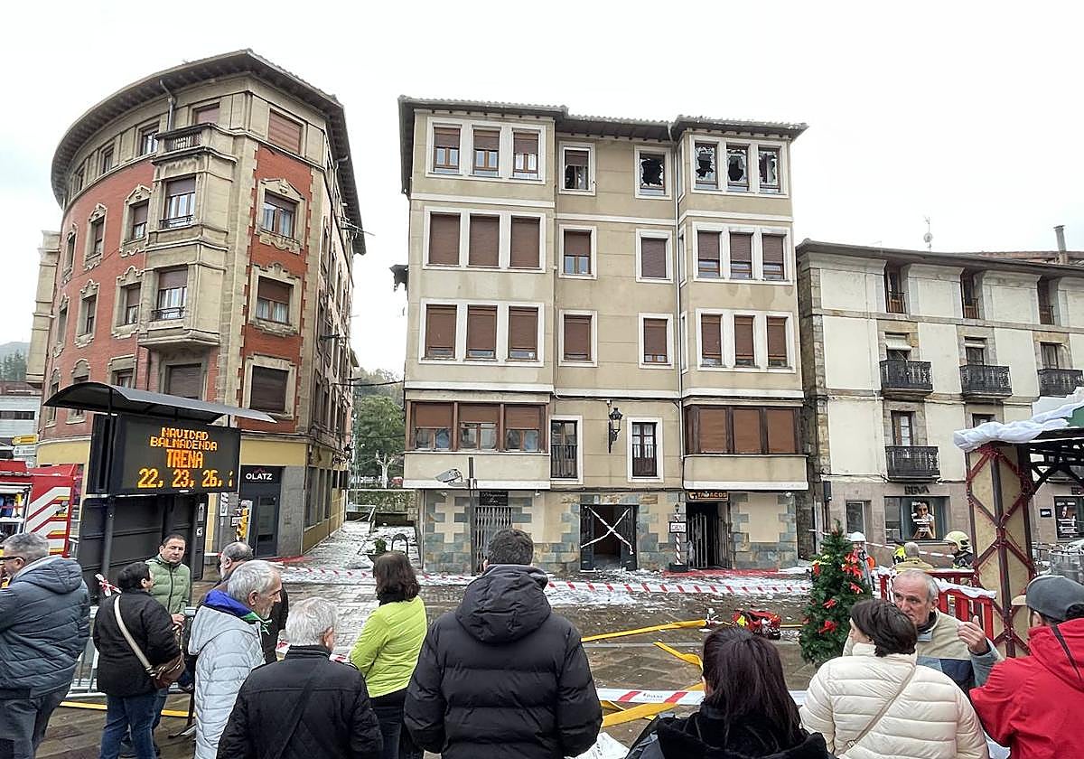 Un virulento incendio obliga a desalojar un bloque de madera en Balmaseda