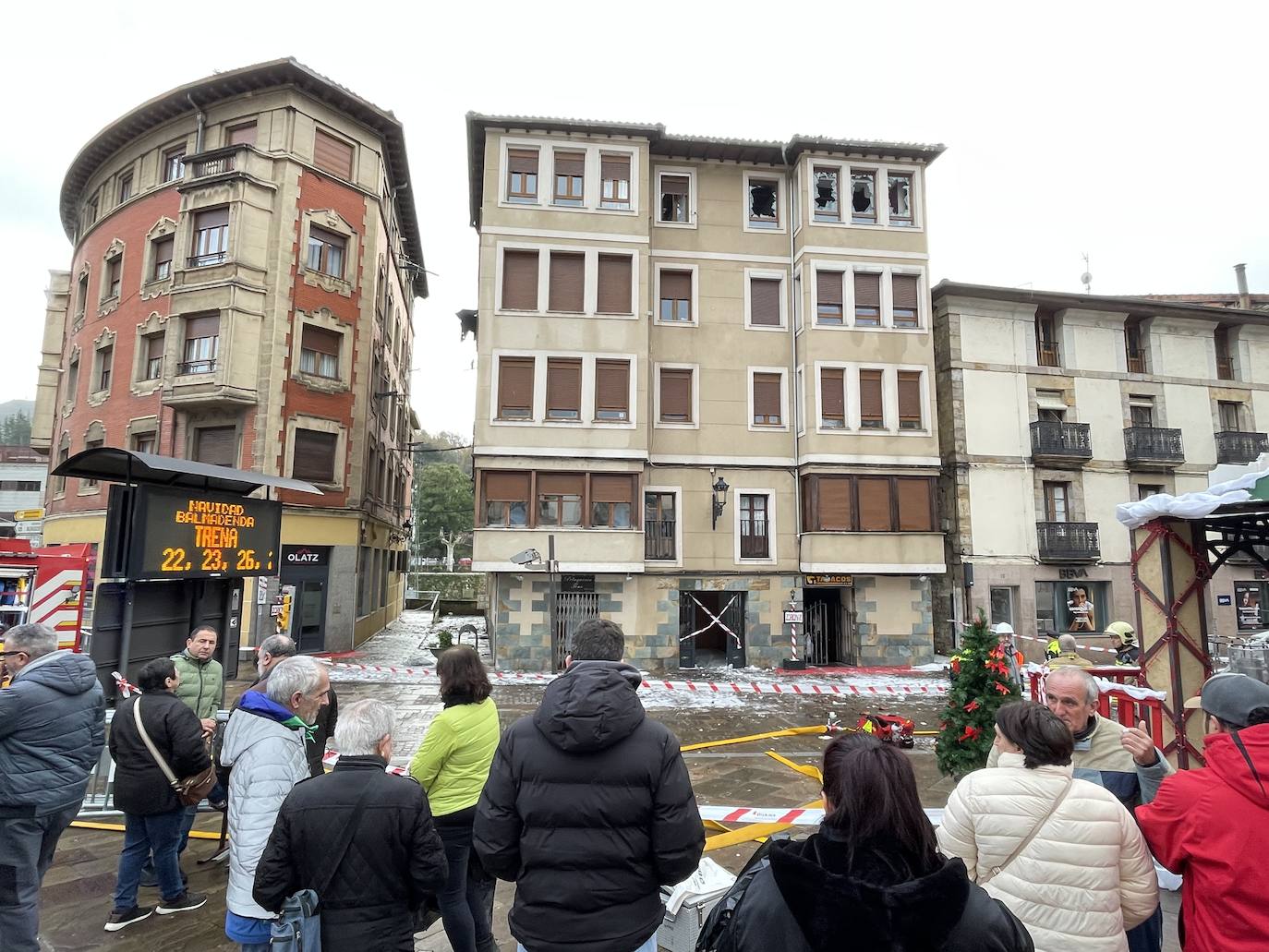 Un virulento incendio obliga a desalojar un bloque de madera en Balmaseda