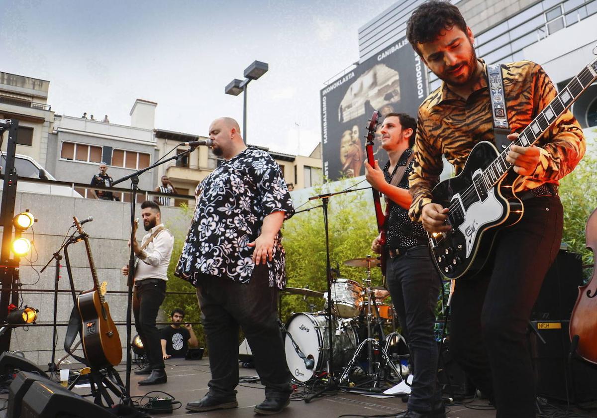 La poderosa voz de Jonathan Herrero, al frente de A Contra Blues en un concierto del ciclo Korterraza en el Museo Artium.