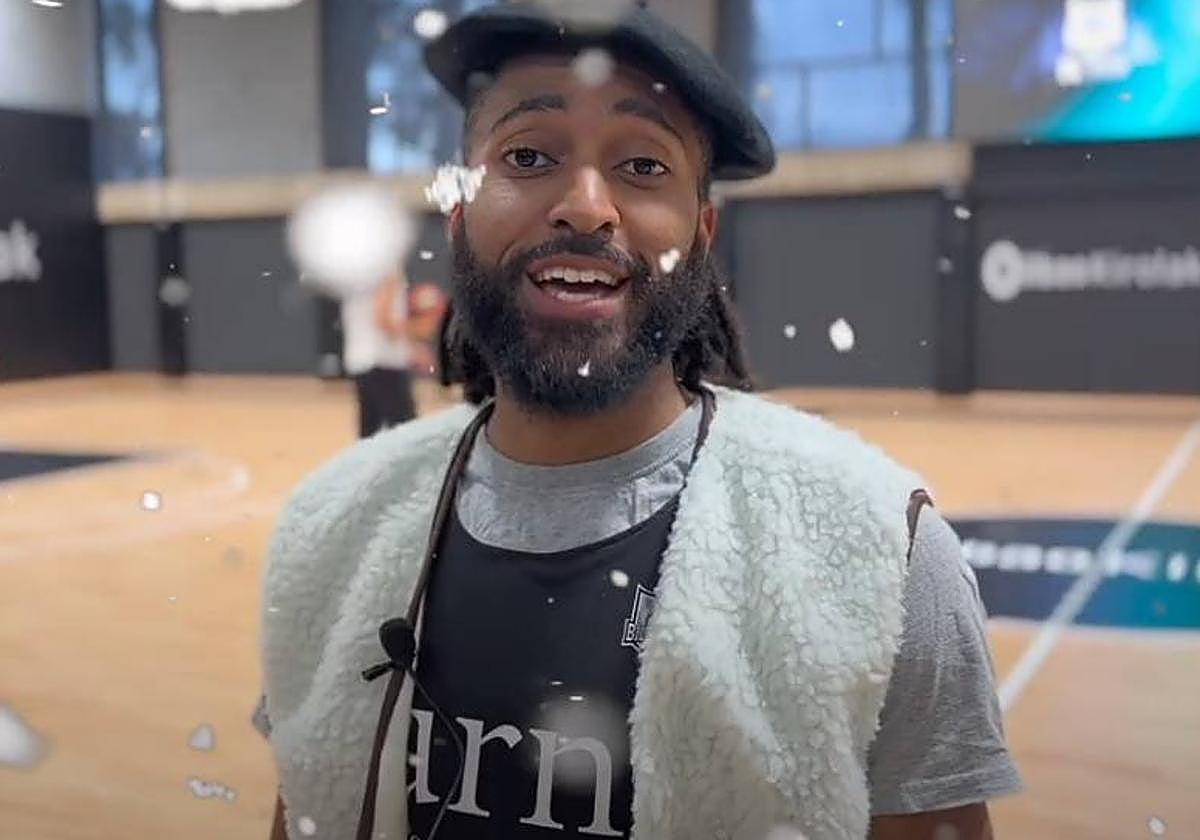 Adam Smith ataviado con la clásica indumentaria del carbonero mágico.