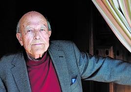 El escritor José Jiménez Lozano, posando en su casa de Alcazarén (Valladolid), en 2017.