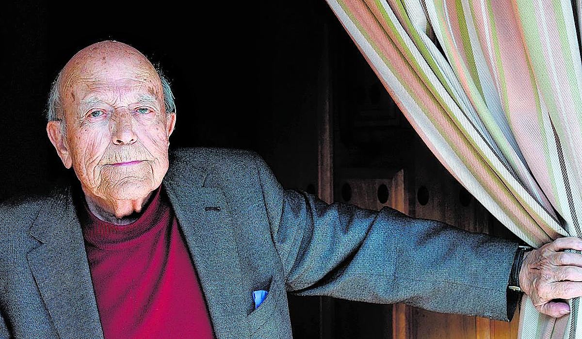 El escritor José Jiménez Lozano, posando en su casa de Alcazarén (Valladolid), en 2017.