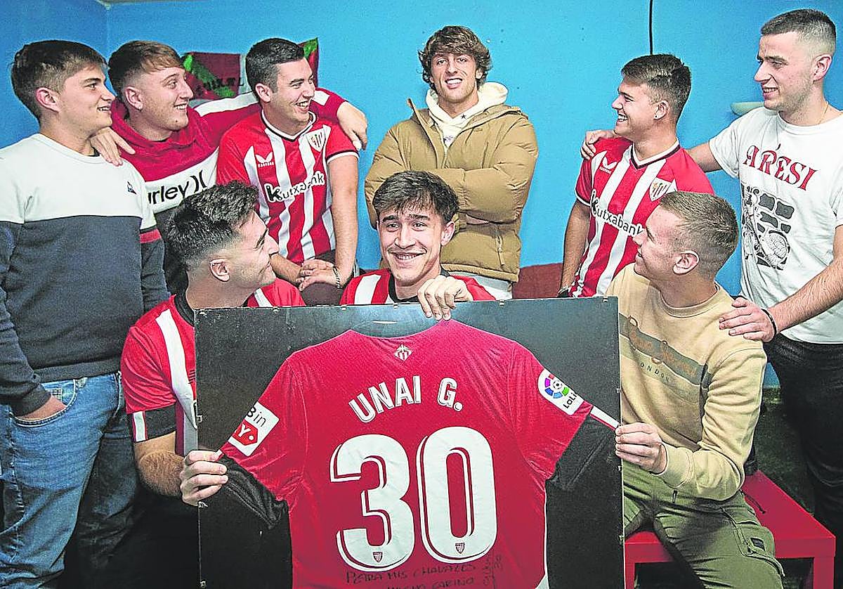Unai Gómez se suma a la foto de cuadrilla en el txoko, junto a sus amigos de toda la vida.