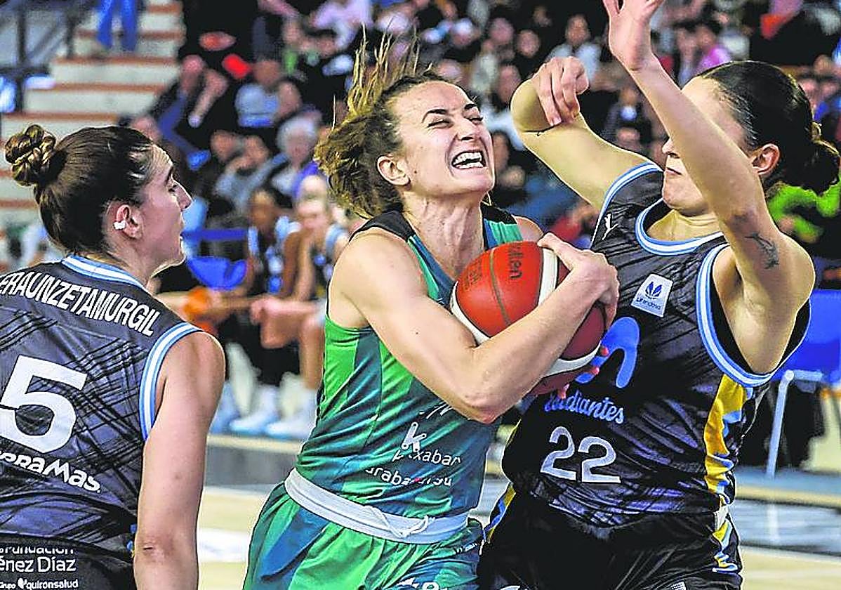 Marta Hermida intenta una canasta entre dos defensoras.