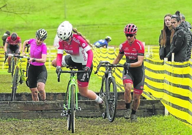 Las féminas también se emplearon a fondo en las campas alavesas.