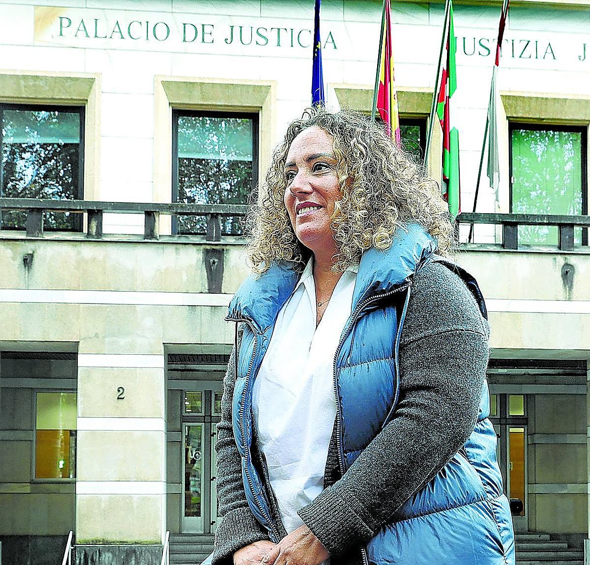 Imagen de la fiscal Arantza López en el exterior del palacio de Justicia.