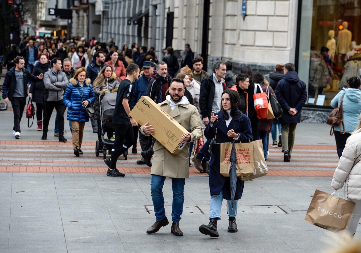 Bilbao llena sus calles y muchas tiendas realizan las mejores ventas del año