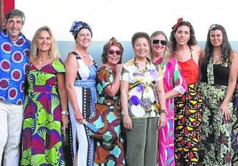 Voluntariado. Los senegaleses confeccionaron trajes para los voluntarios que participaron en una misión de cooperación en Senegal.