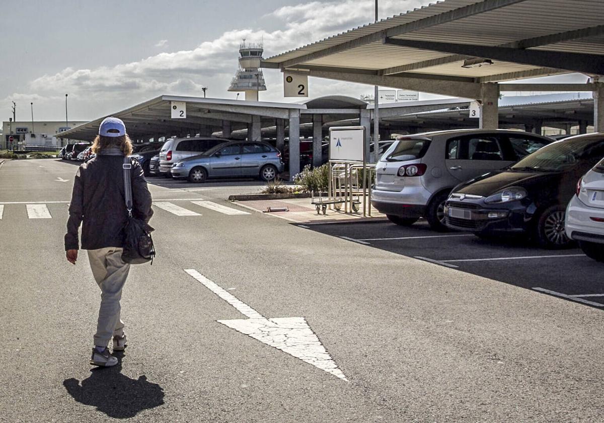 Parking del aeropuerto de Vitoria.