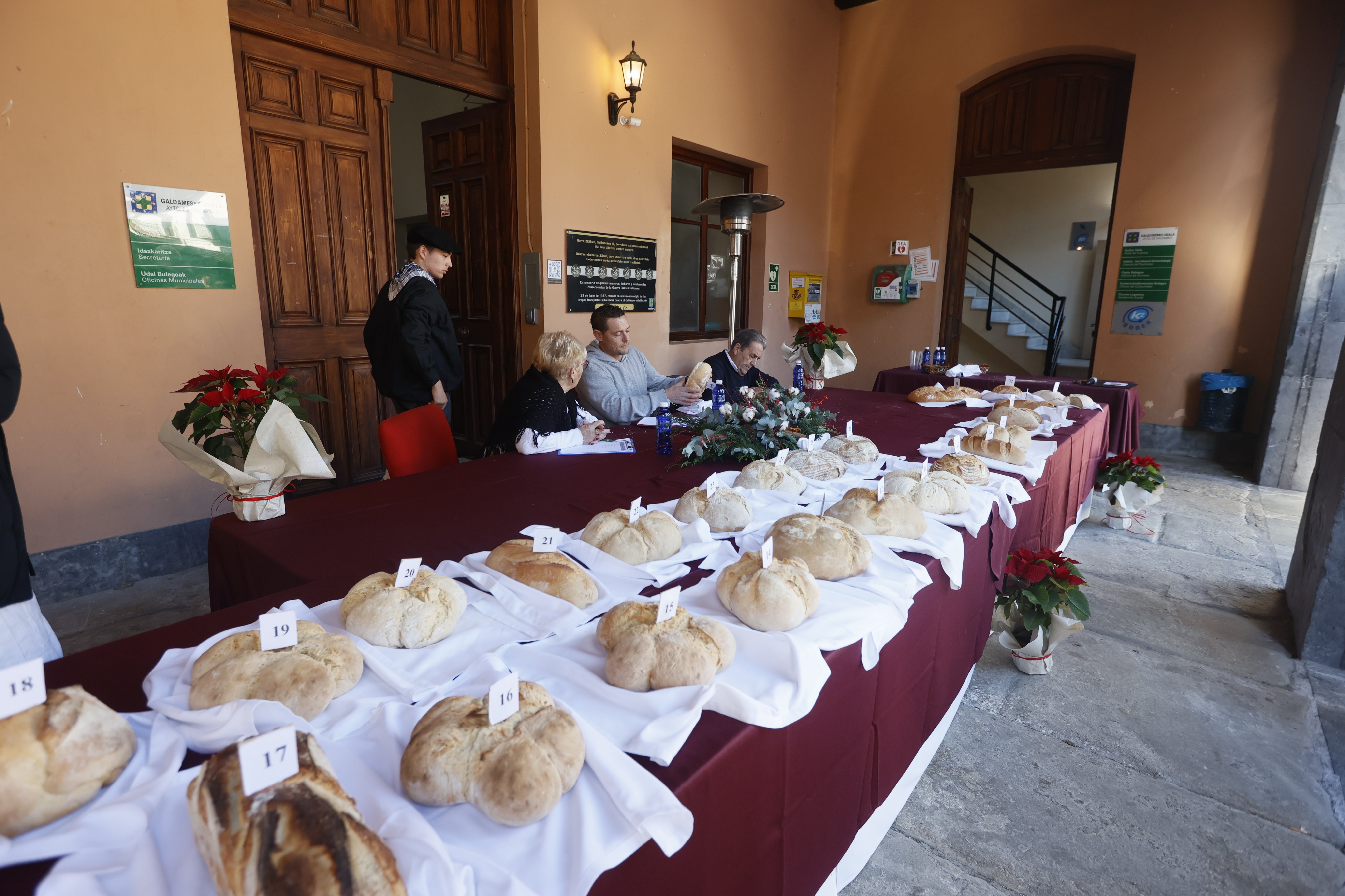 Los mejores panes de Bizkaia se dan cita un año más por Nochebuena en Galdames