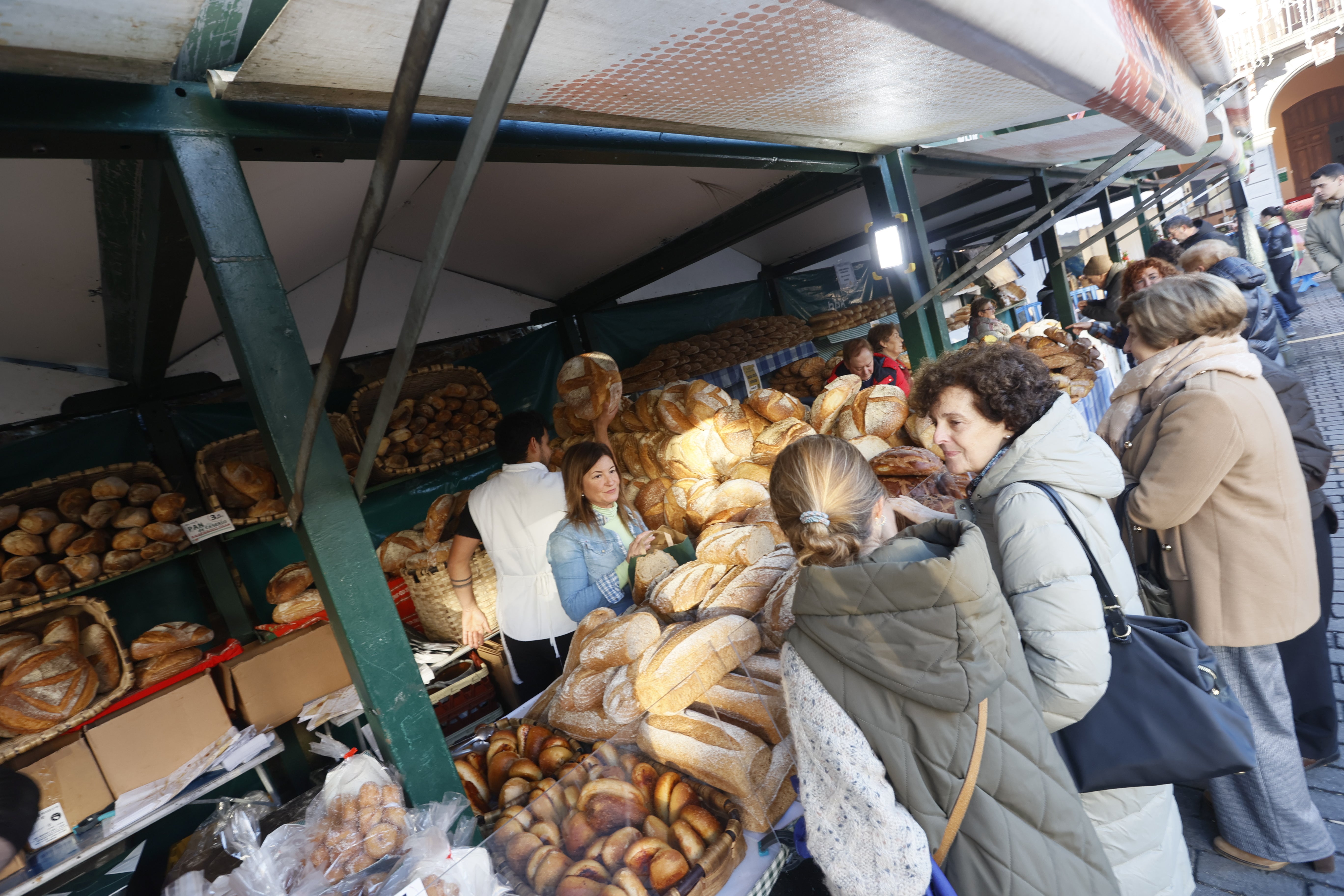 Los mejores panes de Bizkaia se dan cita un año más por Nochebuena en Galdames