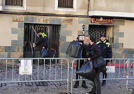 Los vecinos del portal 13 han podido recoger sus pertenencias este martes.