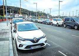 Las nuevas calles de la punta sur, donde aún es gratis aparcar, repletas de coches.