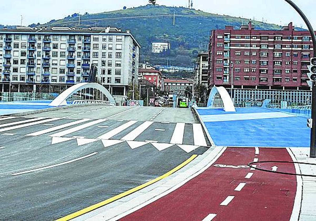 Vista de la calle que desemboca en el puente que conecta Zorrozaurre con San Ignacio y que cuenta con un carril bici.