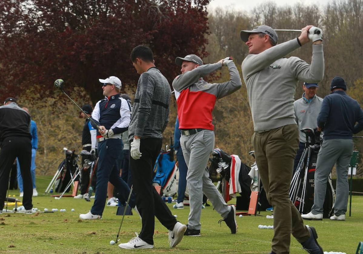 Una clase en el campo de golf de Izki.