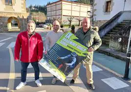 El organizador de la prueba, Joseba Gorostiza, el alcalde de Abadiño Mikel Urrutia y el concejal de Deportes, Rafa Bilbao, posan con el cartel de la prueba.