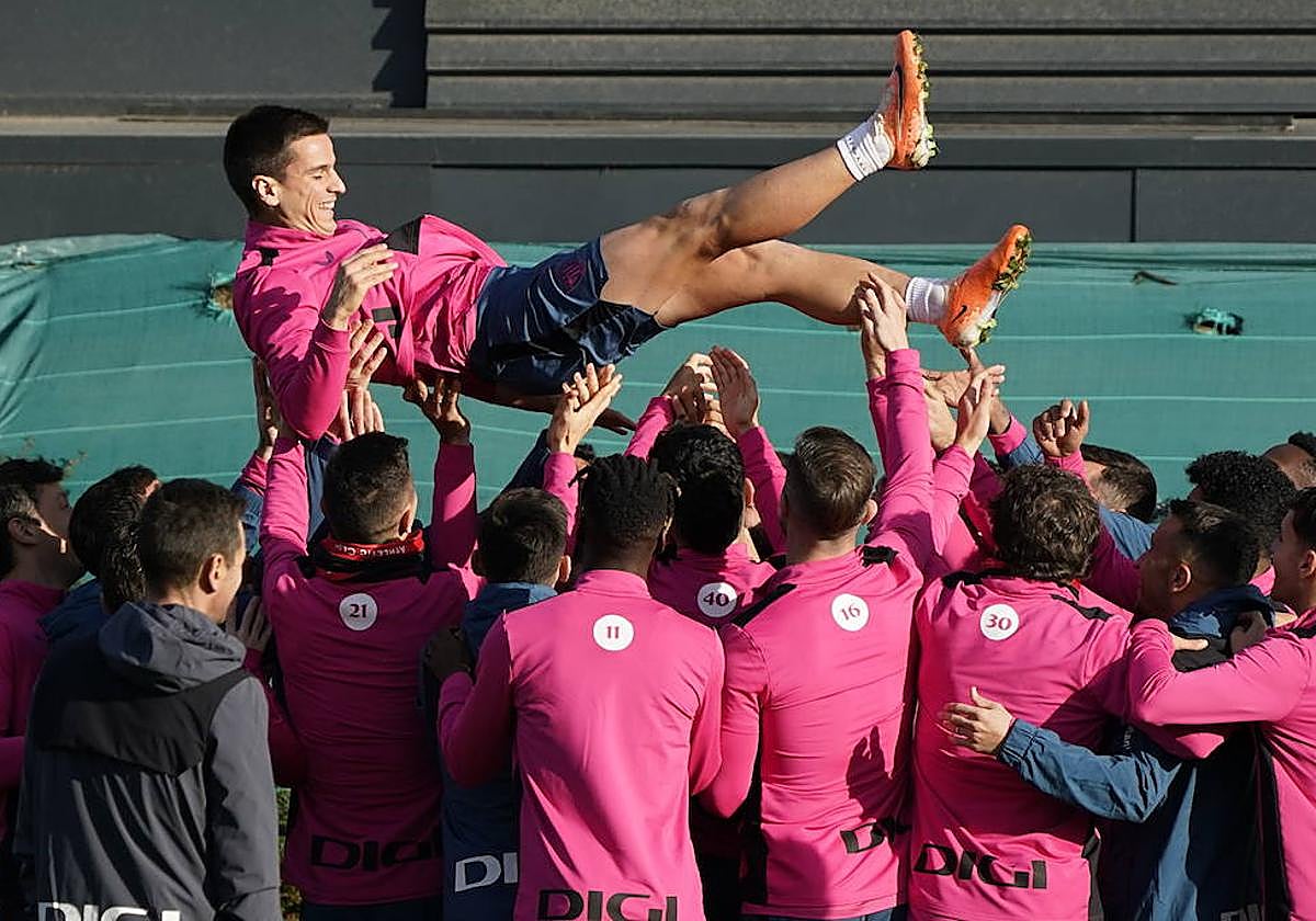 El vestuario del Athletic mantea a Galarreta por su reciente paternidad