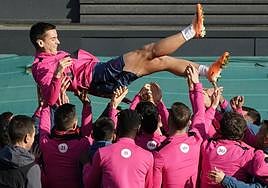 El vestuario del Athletic mantea a Galarreta por su reciente paternidad