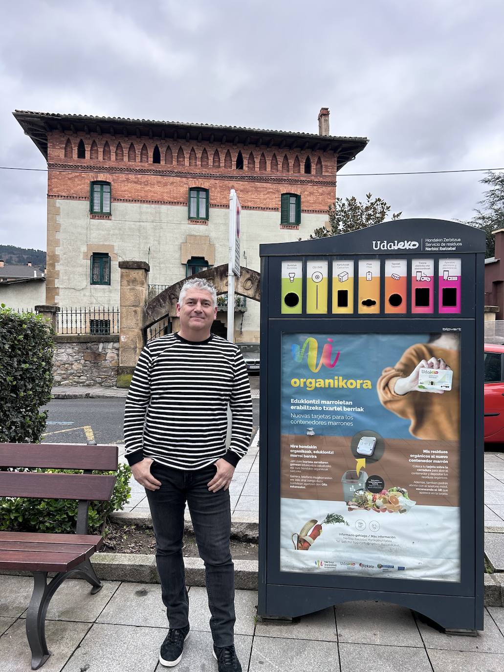 El presidente de la Mancomunidad Nervión-Ibaizabal posa junto a un contenedor de reciclaje que forma parte de la red de servicios del organismo.