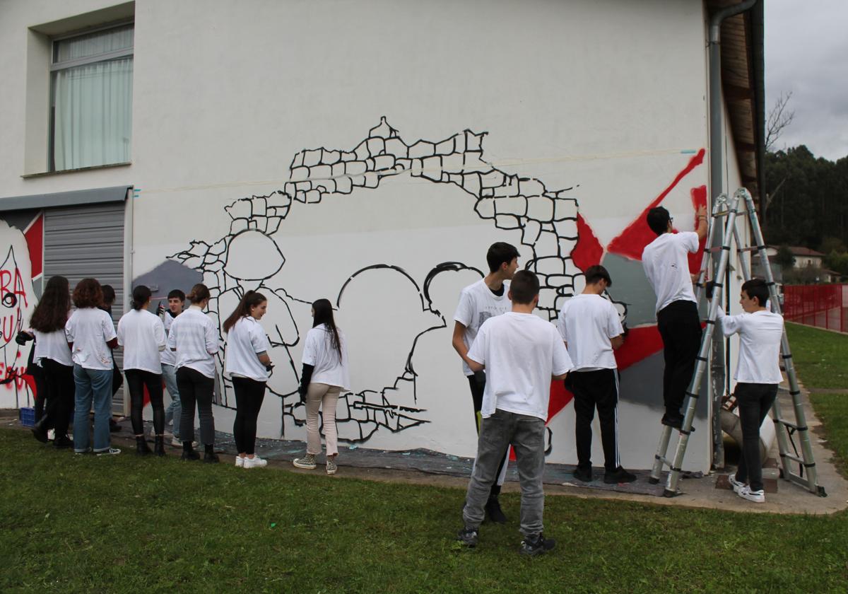 Jóvenes de Barrutialde han creado dos murales en la pered de un edificio entre su centro y la base de los bomberos de Arratzu.