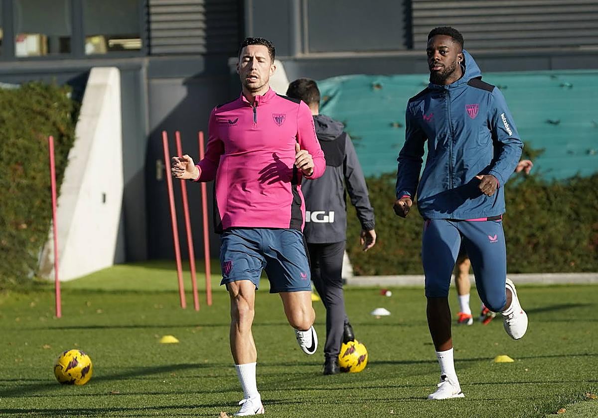 Iñaki Williams entrena al margen antes de viajar a la Copa África