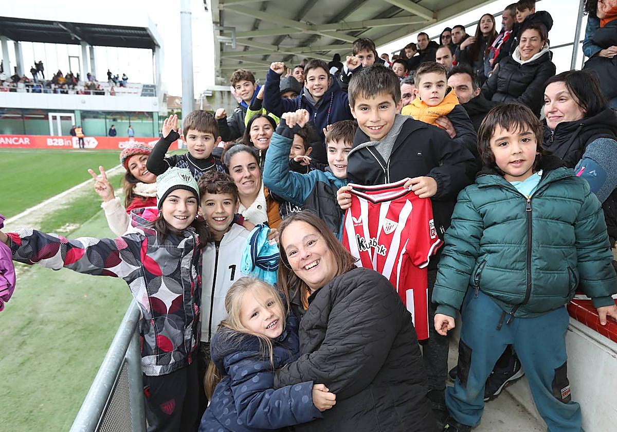 La afición rojiblanca llenó las gradas de Lezama.