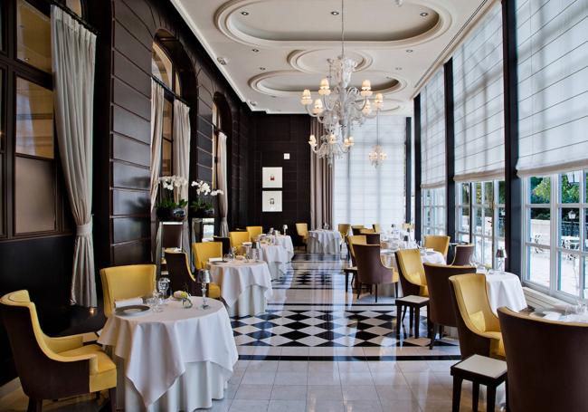 El interior del restaurante estrella Michelin Gordon Ramsay del Trianon - Waldorf Astoria.