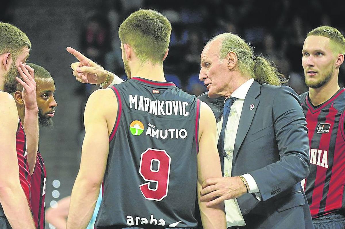 Dusko Ivanovic aprovecha una pausa en el juego para corregir movimientos.