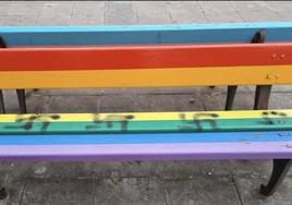 Los bancos con los colores de la bandera LGTBI han aparecido con simbología nazi.