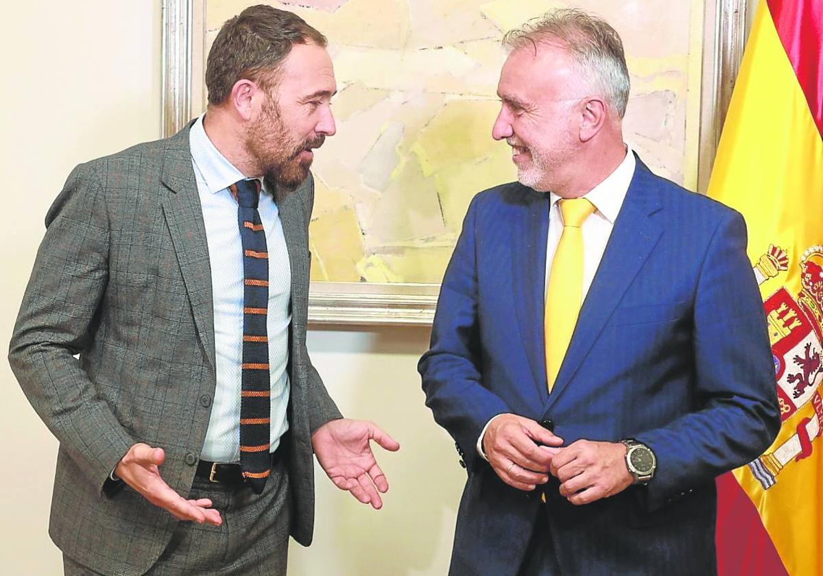 El delegado del Gobierno en Euskadi, Denis Itxaso, con el ministro de Política Territorial, Ángel Víctor Torres.