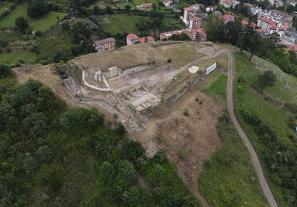 Vista aérea de la zona del cerro del castillo de Balmaseda.