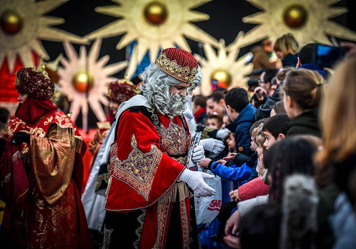 Imagen de archivo de uno de los Reyes Magos, y sus pajes, recogiendo las cartas con los deseos de los más pequeños.